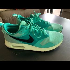 Nike Tavas. Size men’s 8